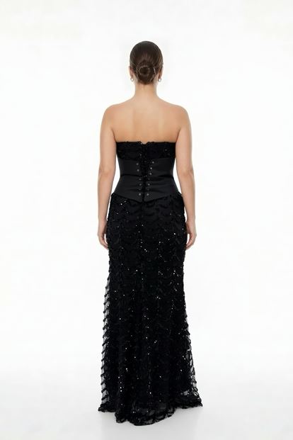 فستان سهرة أسود مزين بالترتر بتصميم الكورسيه، بمقاسات كبيرة